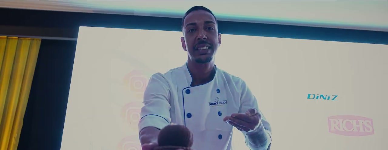 Chef da Diniz Foods apresentando um doce durante demonstração