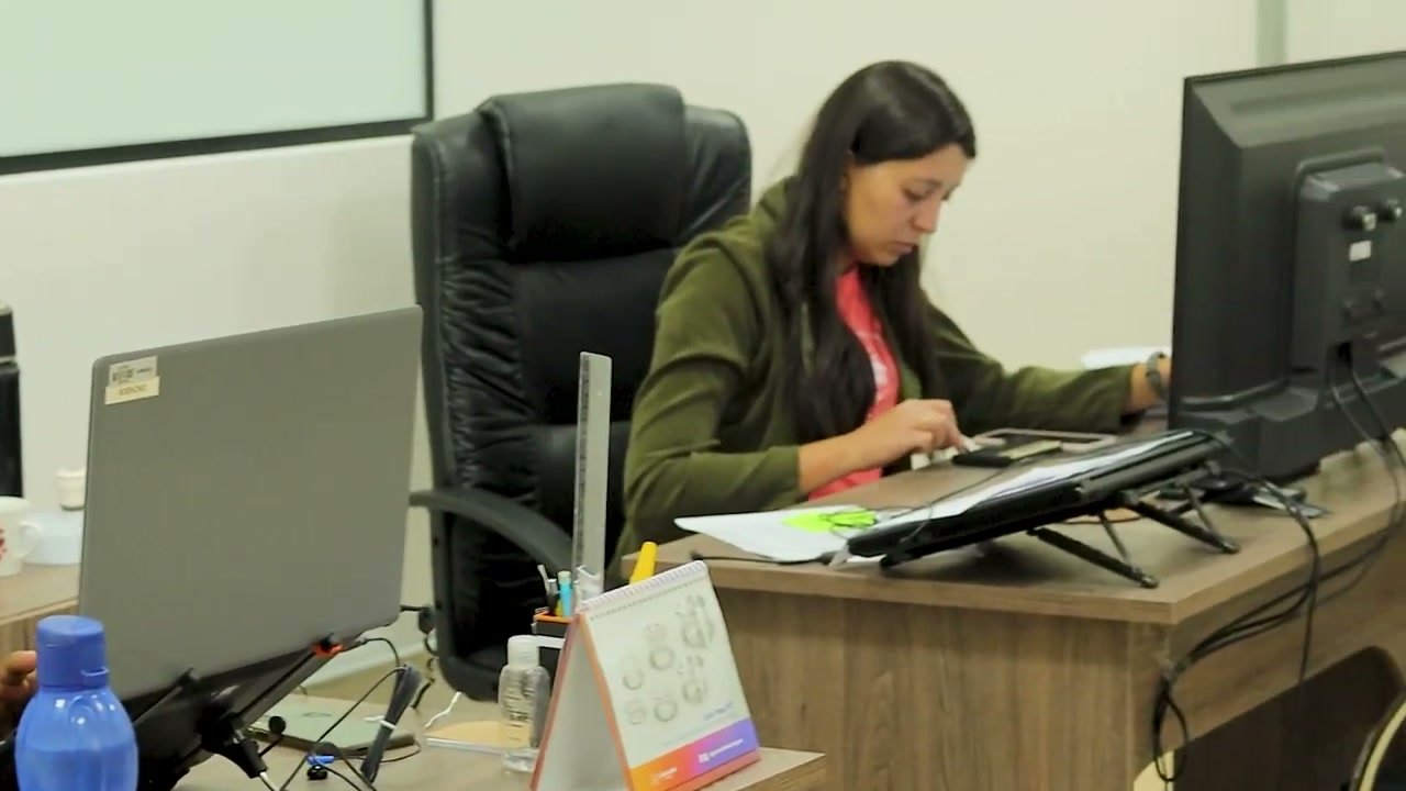 Consultora da Diniz Foods atendendo no escritório