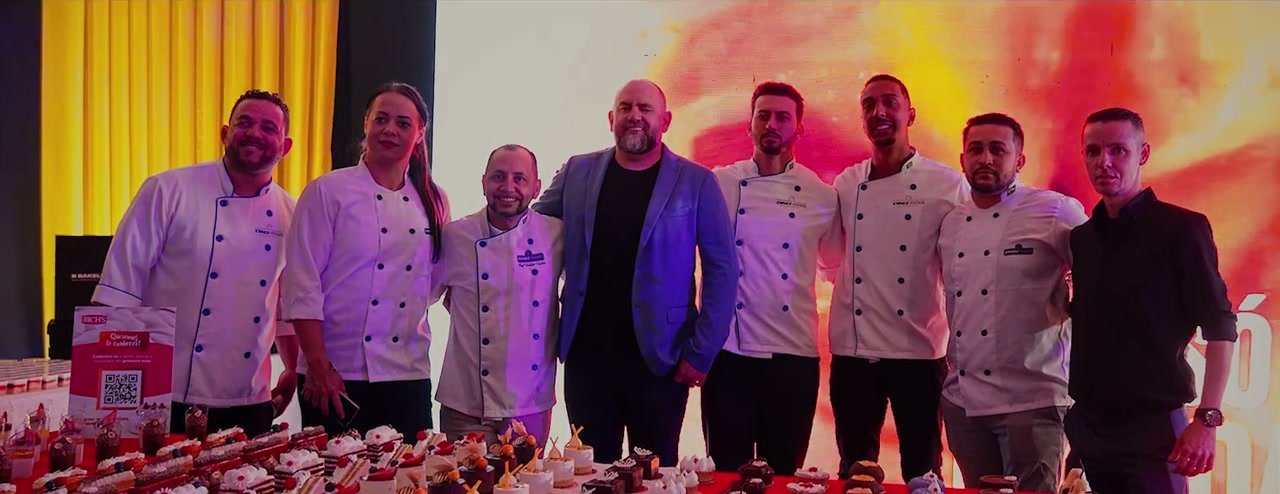 Equipe de chefs da Diniz Foods reunida atrás da mesa de doces
