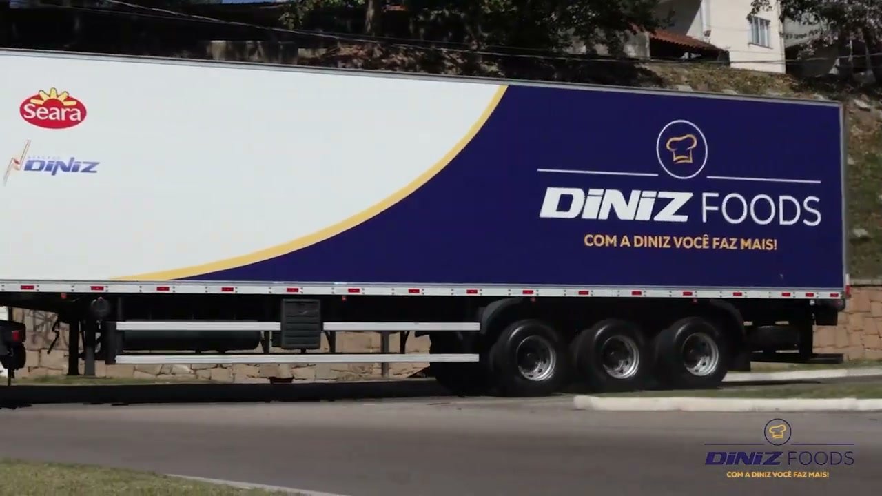 Carreta da Diniz Foods na estrada a caminho da entrega