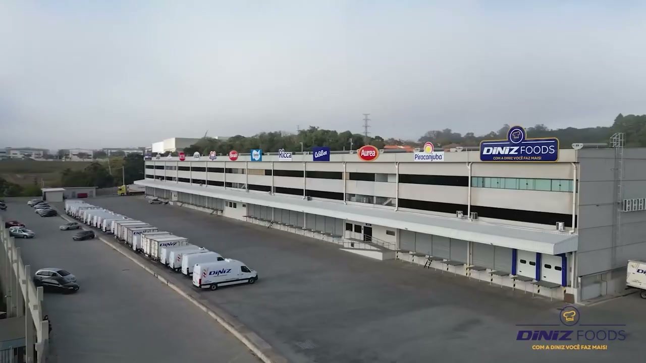Vista aérea do centro de distribuição da Diniz Foods com a frota alinhada