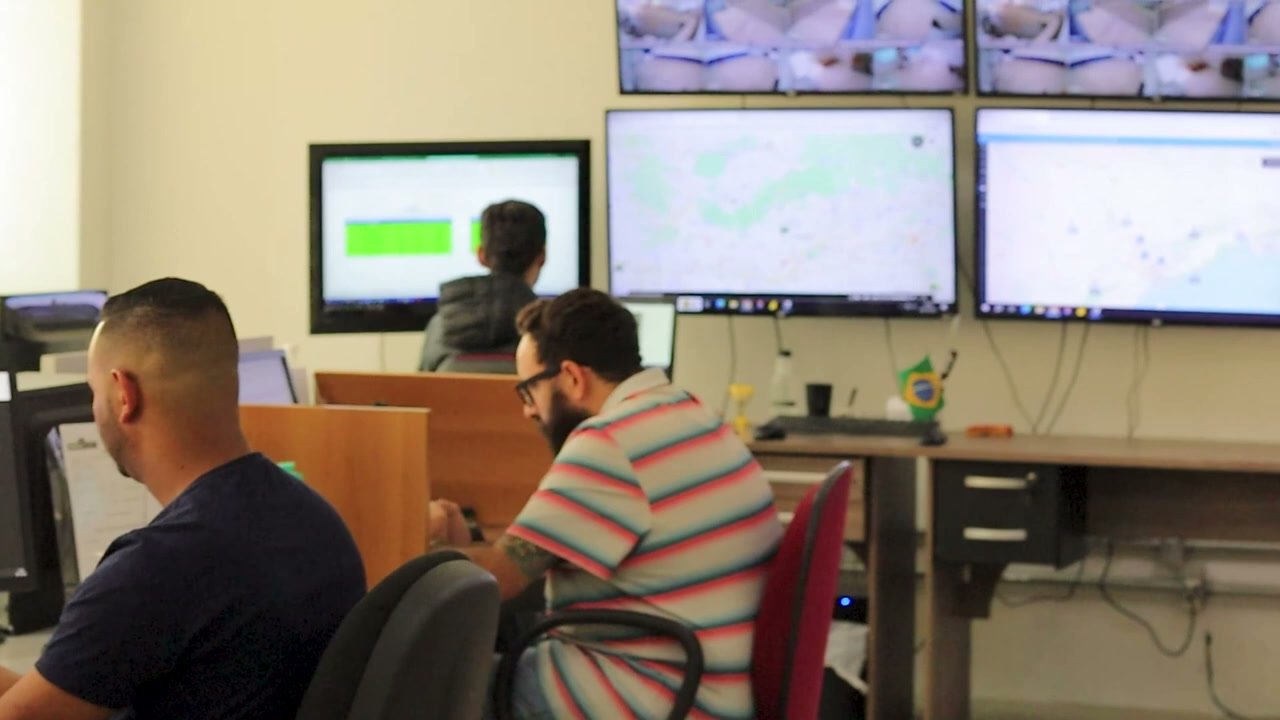 Sala de monitoramento acompanhando as rotas de entrega